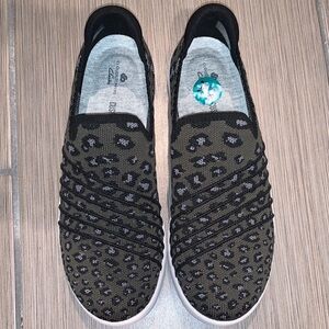 Cloudsteppers by Clark Cushion Soft Leopard Slip-On Women's Sneakers Size 7.5
